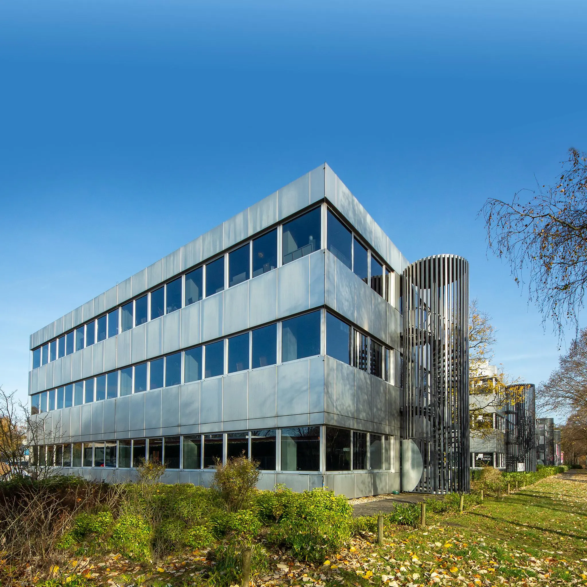 Modern kantoorgebouw aan de Huis ter Heideweg met grote ramen en metalen gevelbekleding.